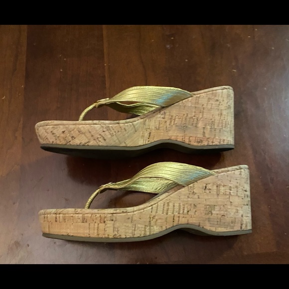 Tory Burch wedges are a size 8.5 - Picture 5 of 10